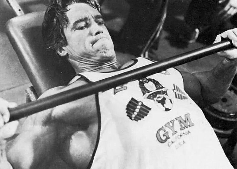 Жим лежа арнольда шварценеггера. Шварценеггер жим лежа. Жим арнольда лежа. Жим ларри скотта. Жим штанги шварценеггер.