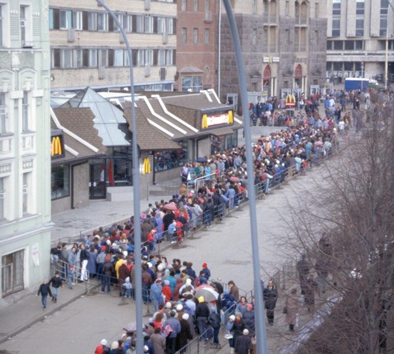 Открытие макдональдса в москве 1990. Открытие макдональдса на пушкинской 1990. Открытие первого макдональдса в москве в 1990 году. Первый мак в москве. Где откроется макдональдс в москве.