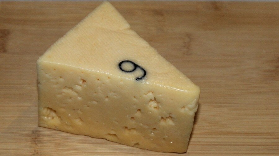 Белые точки на сыре. Кусочек сыра. Сыр затвердел. Сыр пармезан италия грана падано. Чергинский сыр.