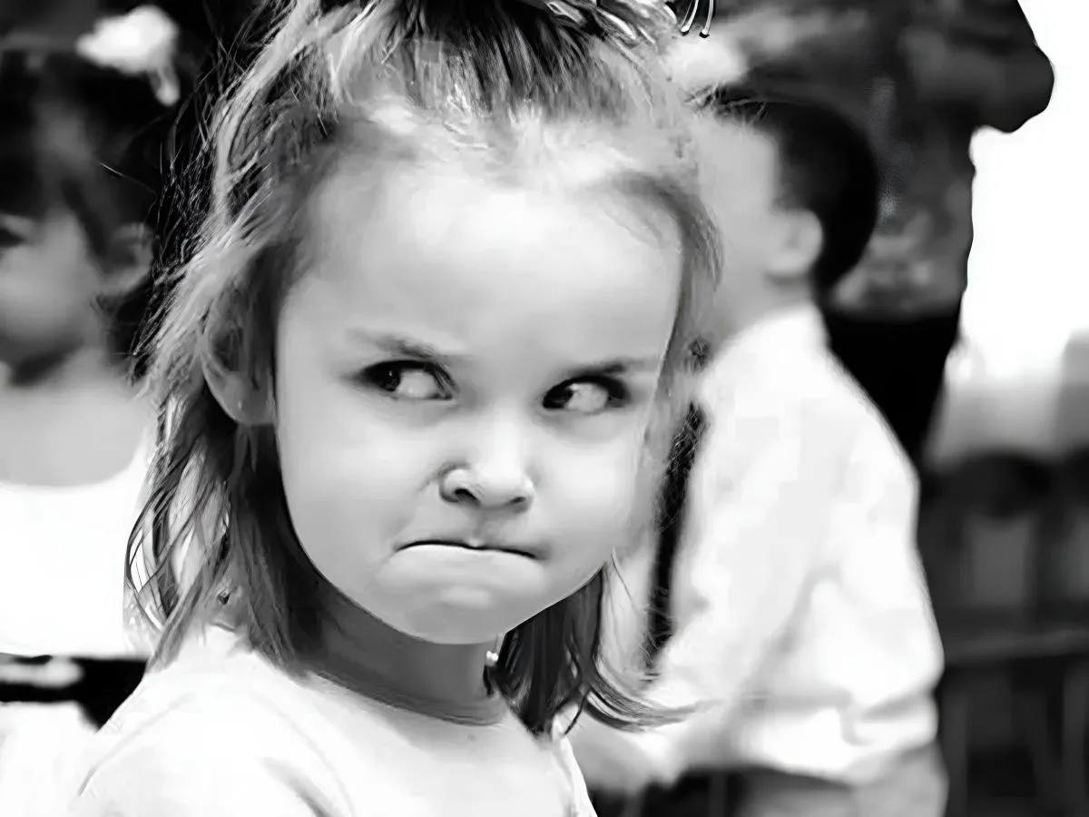 Обиженный ребенок. Он обижается как ребенок. Девочка с надутыми губками. Ребенок надул губы. Он обижается как ребенок.