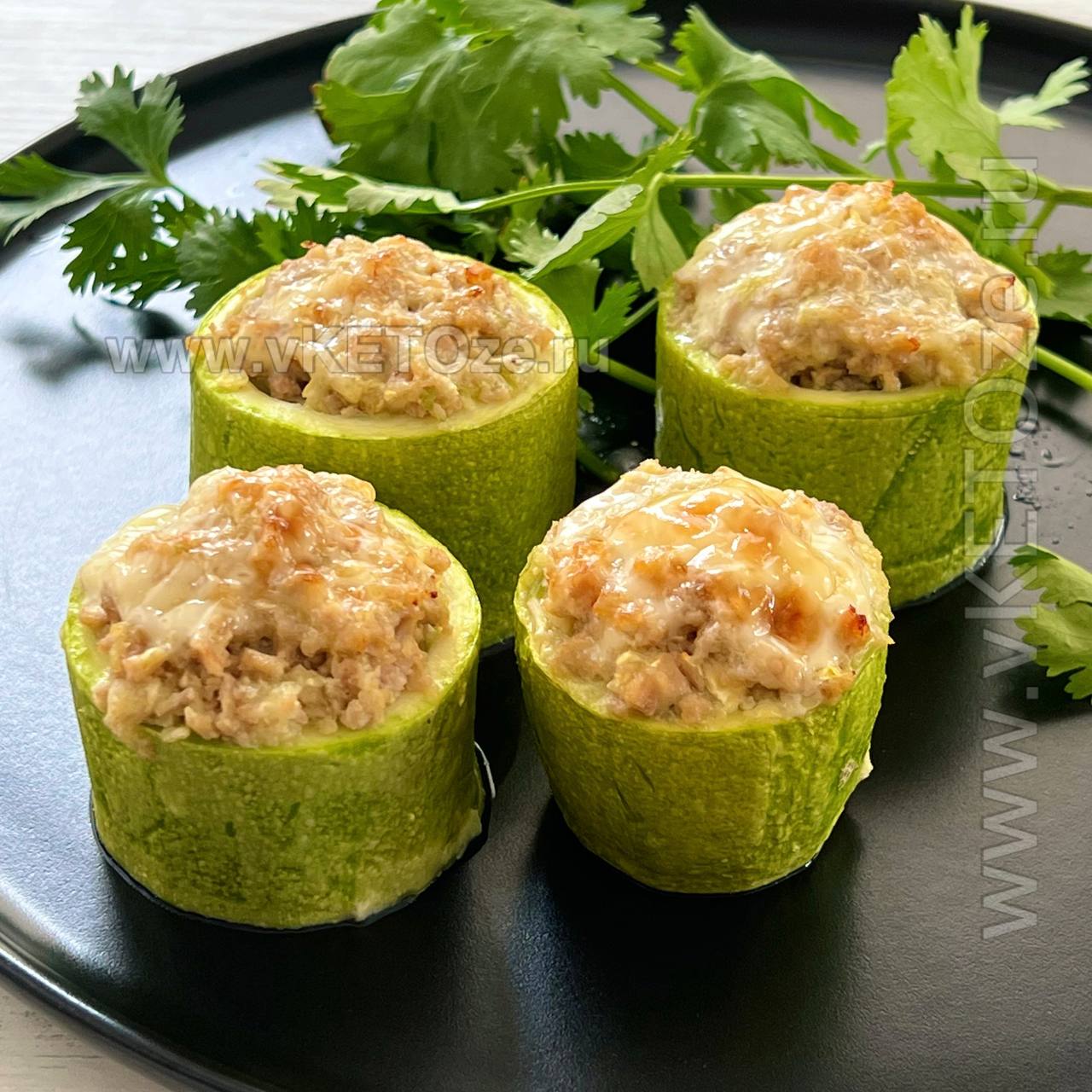 Лодочки из кабачков с фаршем в духовке с сыром