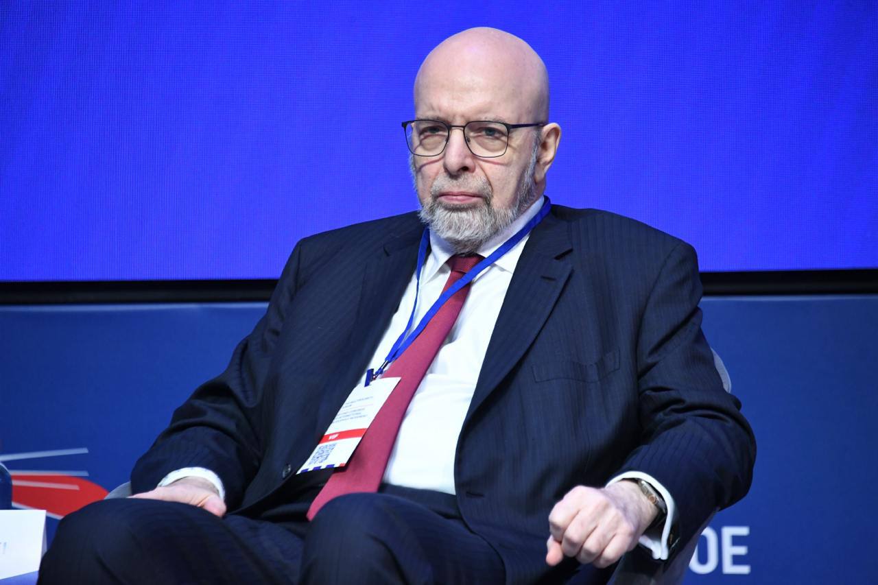 Саймс американский политолог. Ведущему российского первого канала дмитрию саймсу. Ведущему российского первого канала дмитрию саймсу. Ведущему российского первого канала дмитрию саймсу. Большая игра ведущий саймс.